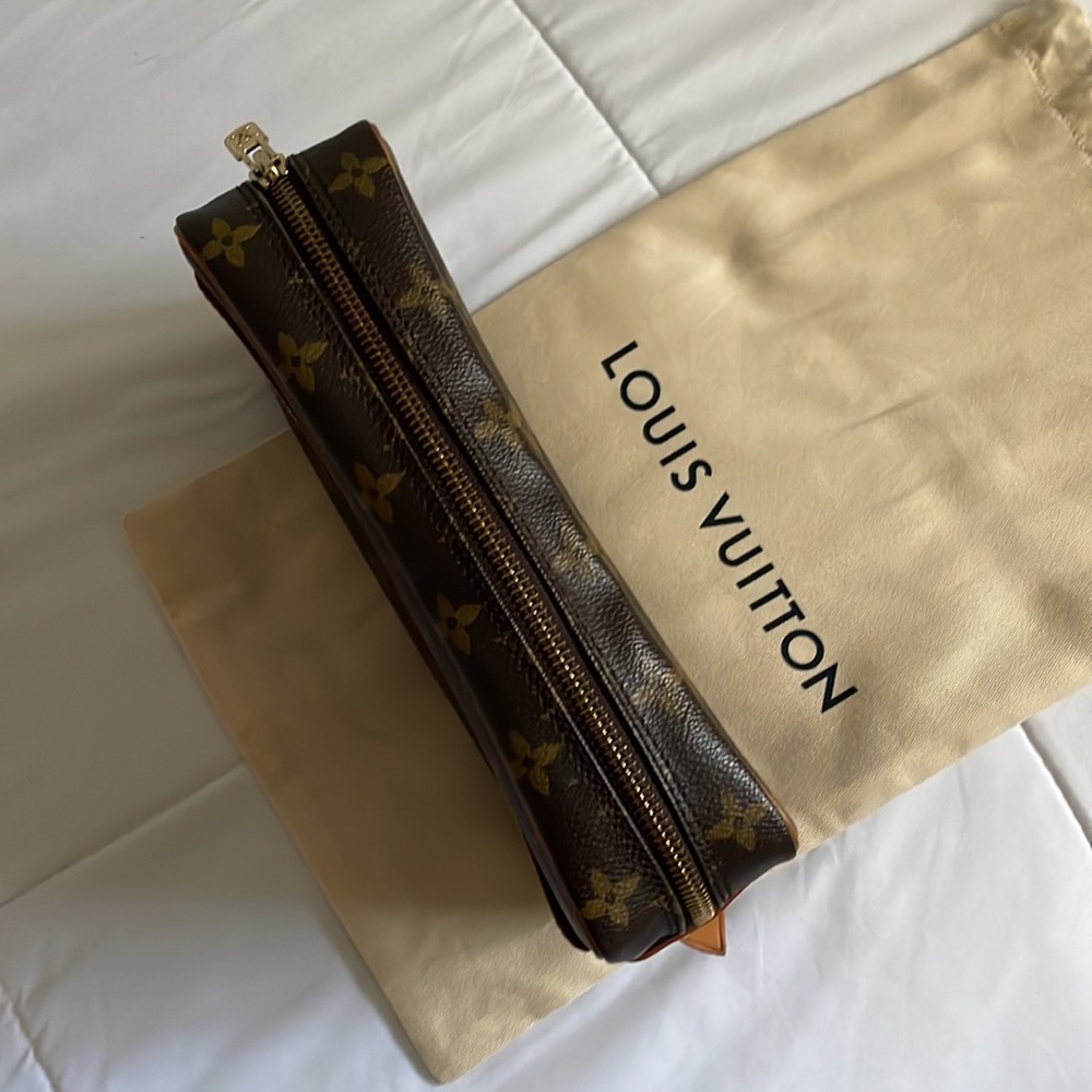 Louis Vuitton - Picture 2 of 11
